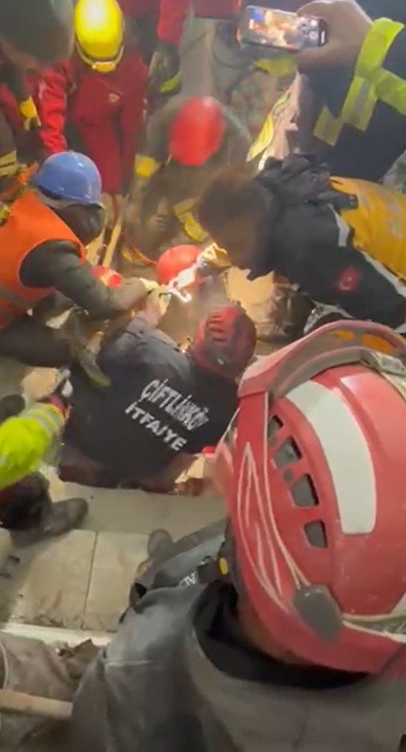 Gül Teyze Depremin 71’inci Saatinde Enkazdan Sağ Çıkarıldı