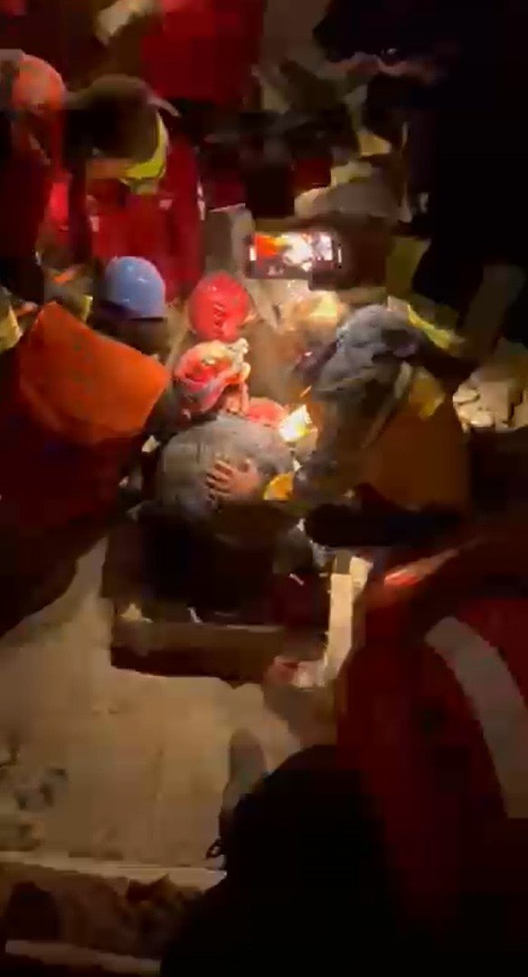 Gül Teyze Depremin 71’inci Saatinde Enkazdan Sağ Çıkarıldı