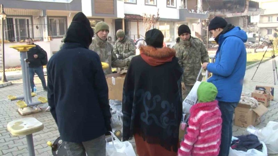 Hatay’da Mehmetçik, Bölgeye Gelen Yardımları Depremzedelere Dağıtıyor