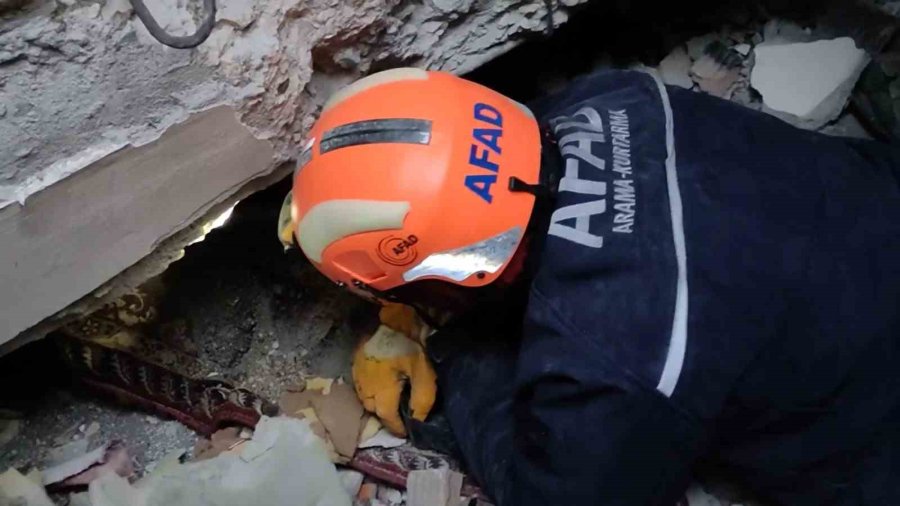 Enkazın Altından Afad Ekiplerine Yemek Sözü