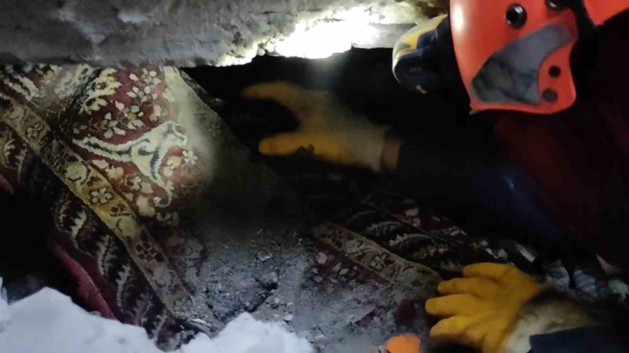 Enkazın Altından Afad Ekiplerine Yemek Sözü