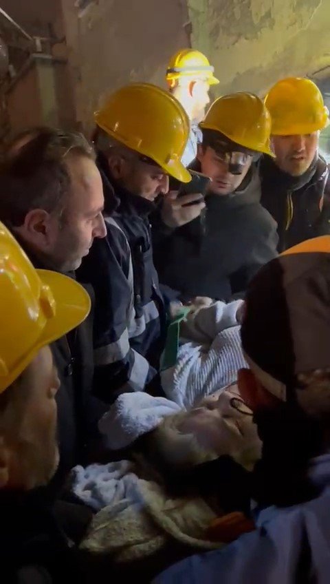 Hatay’da Anne Ve Oğlu Depremin 70’inci Saatinde Kurtarıldı