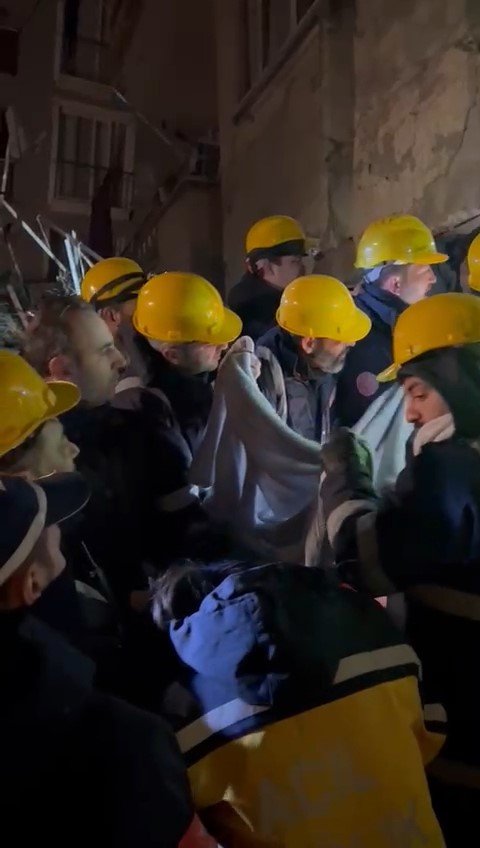 Hatay’da Anne Ve Oğlu Depremin 70’inci Saatinde Kurtarıldı