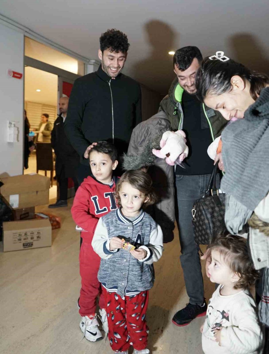 Antalyaspor Kaptanı, Tesislerde Ağırlanan Depremzede Çocuklarla Oyun Oynadı