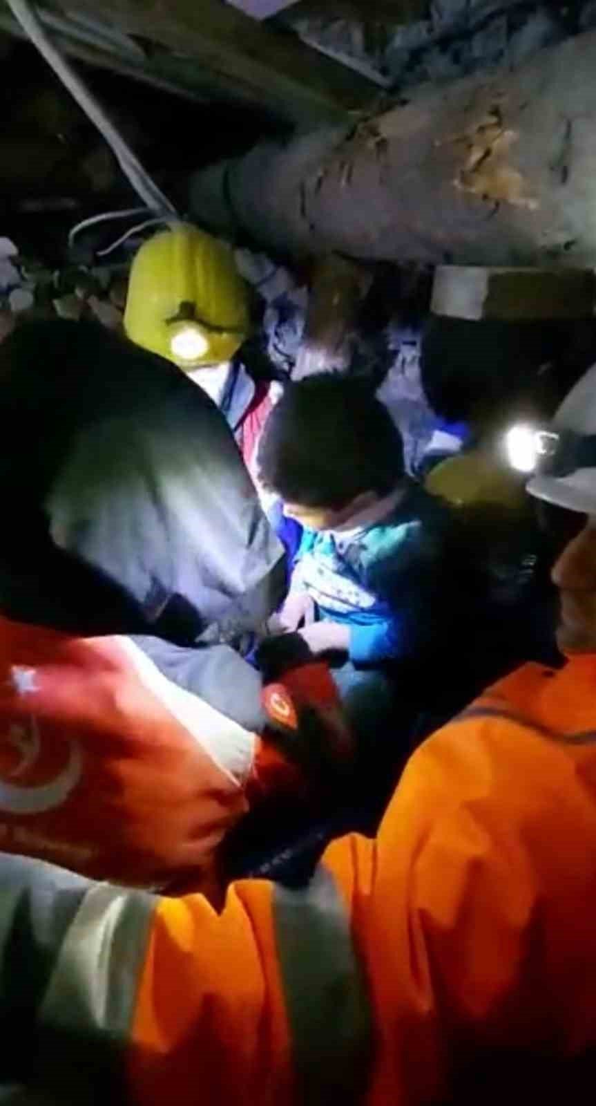 Adıyaman’da Maden İşçileri Minik Ahmet’i Enkaz Altından Böyle Çıkardı