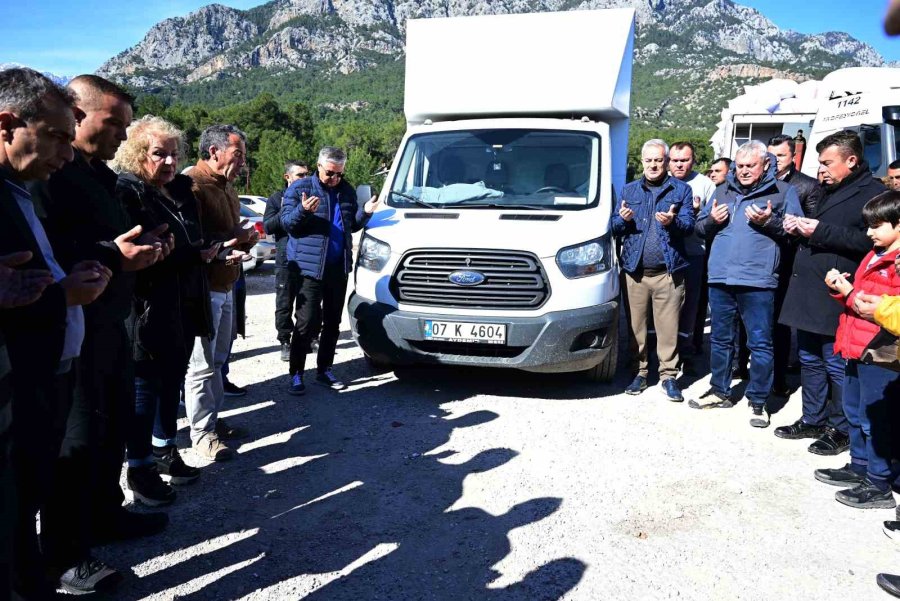 Kemer, Deprem Bölgesine 11. Yardım Tırını Uğurladı