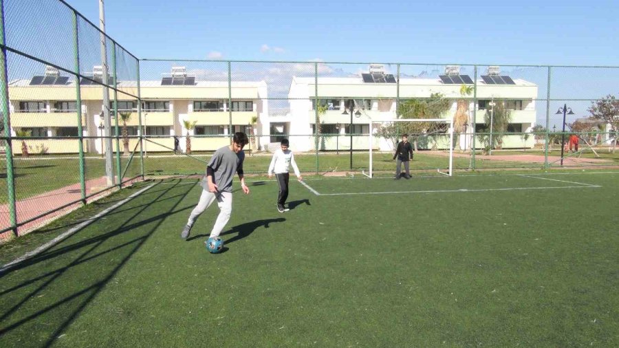 Depremzedeler Kamplarda Felaketin Etkisini Unutmaya Çalışıyor