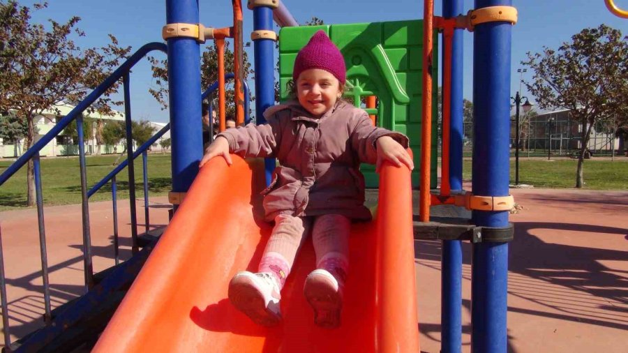 Depremzedeler Kamplarda Felaketin Etkisini Unutmaya Çalışıyor