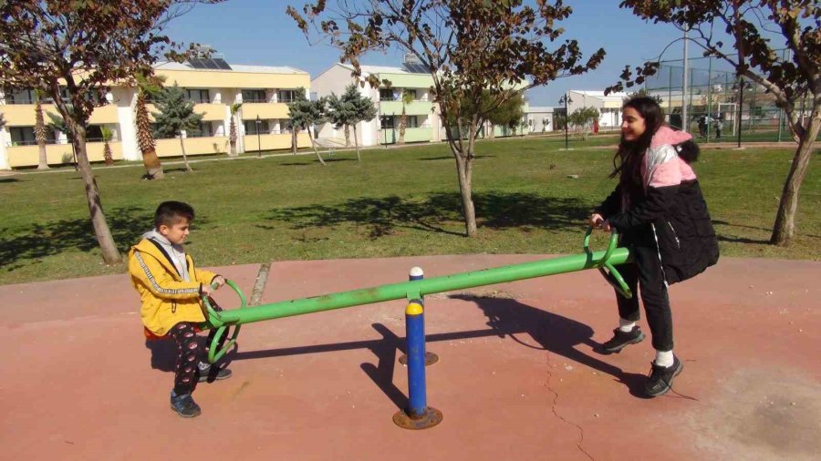 Depremzedeler Kamplarda Felaketin Etkisini Unutmaya Çalışıyor