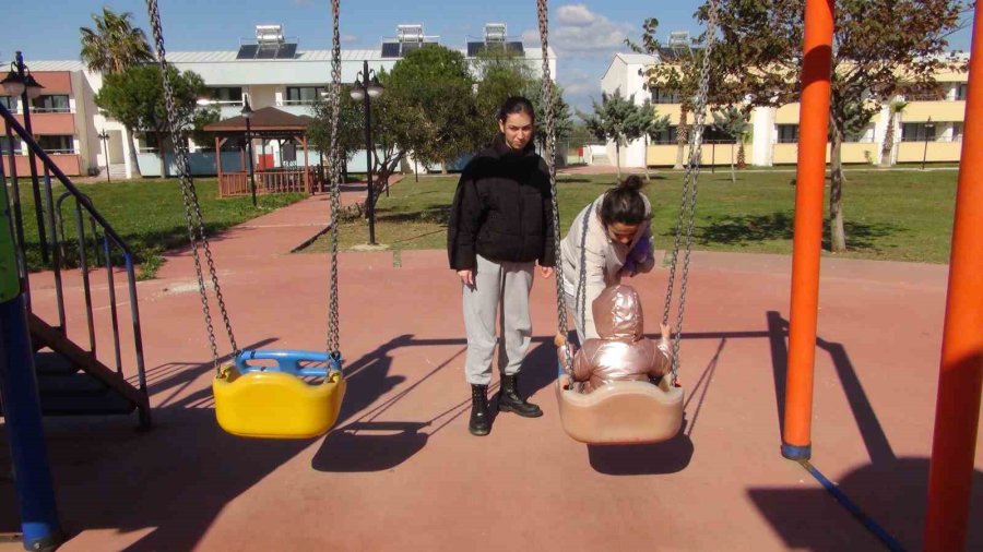 Depremzedeler Kamplarda Felaketin Etkisini Unutmaya Çalışıyor