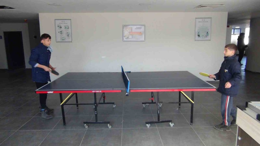 Depremzedeler Kamplarda Felaketin Etkisini Unutmaya Çalışıyor