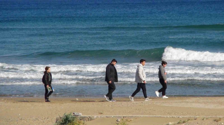 Depremzedeler Kamplarda Felaketin Etkisini Unutmaya Çalışıyor