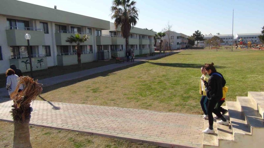 Depremzedeler Kamplarda Felaketin Etkisini Unutmaya Çalışıyor