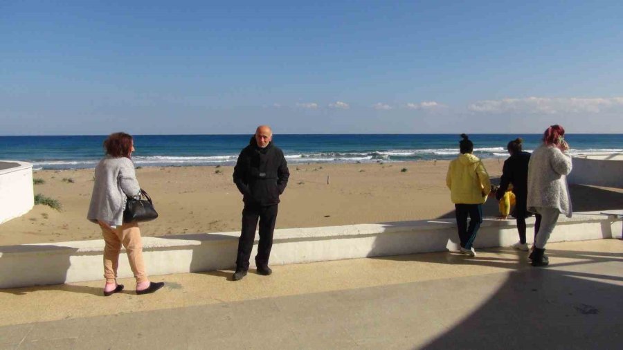 Depremzedeler Kamplarda Felaketin Etkisini Unutmaya Çalışıyor