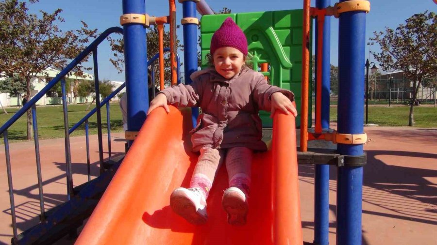 Depremzedeler Kamplarda Felaketin Etkisini Unutmaya Çalışıyor