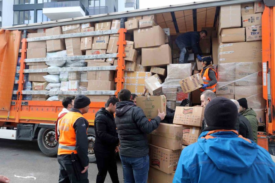 Deprem Bölgelerine Yenimahallelilerin Yaptığı Yardımlar Çığ Gibi Büyüyor