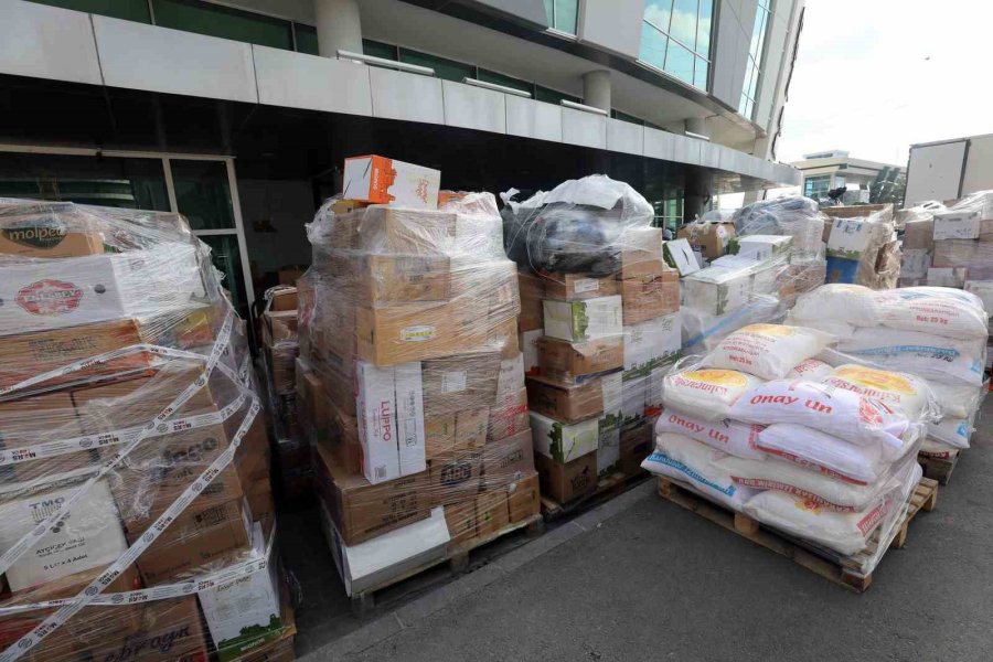 Deprem Bölgelerine Yenimahallelilerin Yaptığı Yardımlar Çığ Gibi Büyüyor