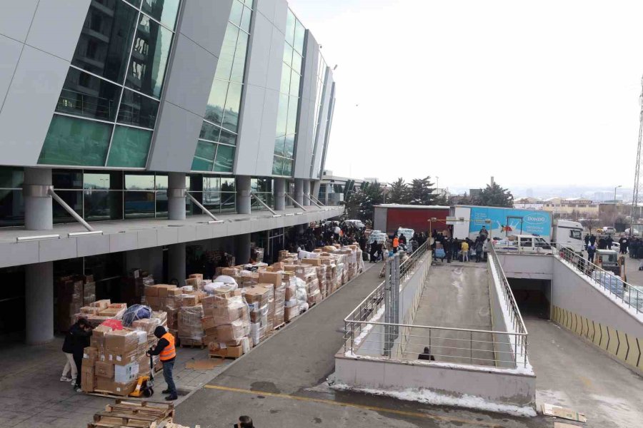 Deprem Bölgelerine Yenimahallelilerin Yaptığı Yardımlar Çığ Gibi Büyüyor