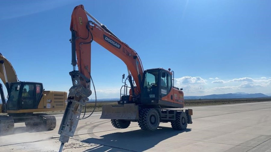 Hatay Havalimanı’nda Hummalı İnşaat Çalışmaları Devam Ediyor