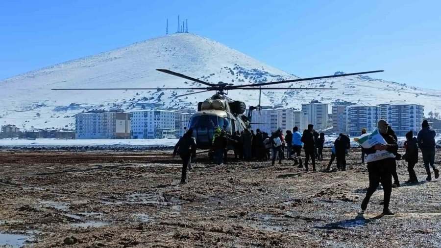 Köylere Askeri Helikopterlerle Erzak Sevkiyatı Yapılıyor