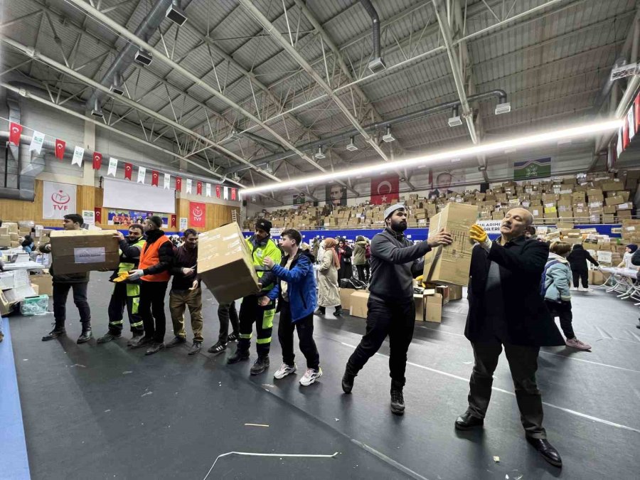 Deprem Bölgesine Yardım Seferberliği Sürüyor