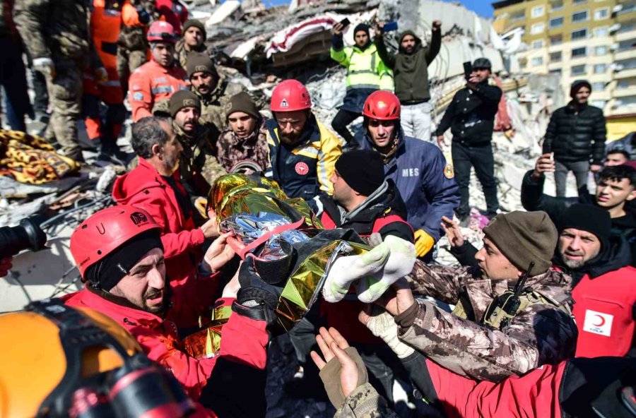 Annenin Ardından 80. Saatte Zeynep Ve Babası Da Enkazdan Sağ Çıkarıldı