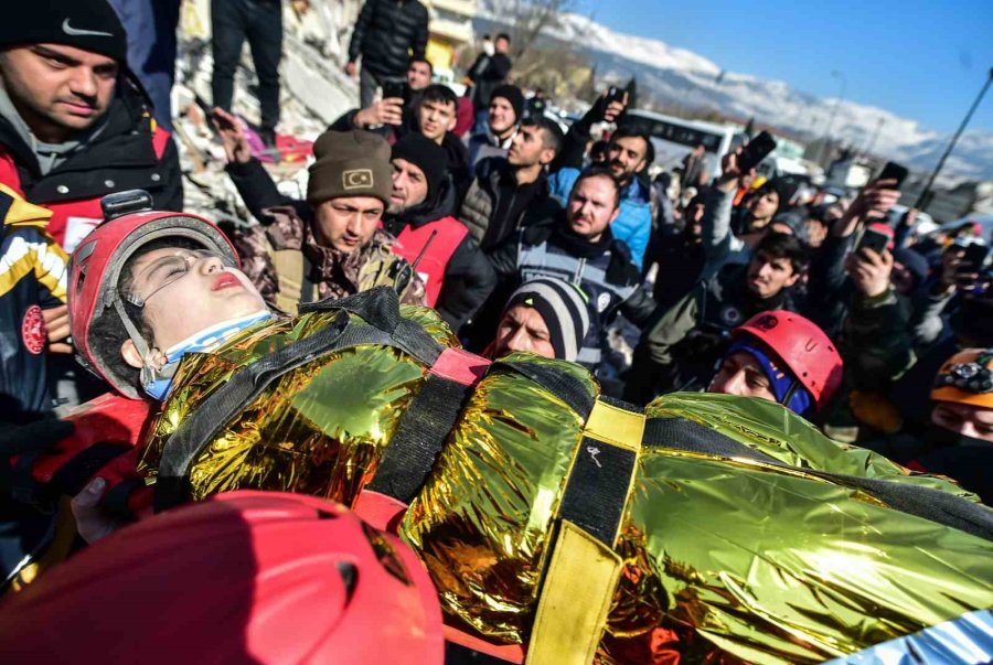 Annenin Ardından 80. Saatte Zeynep Ve Babası Da Enkazdan Sağ Çıkarıldı