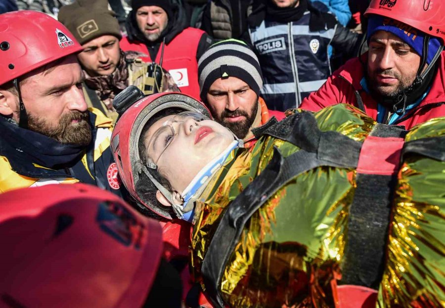 Annenin Ardından 80. Saatte Zeynep Ve Babası Da Enkazdan Sağ Çıkarıldı
