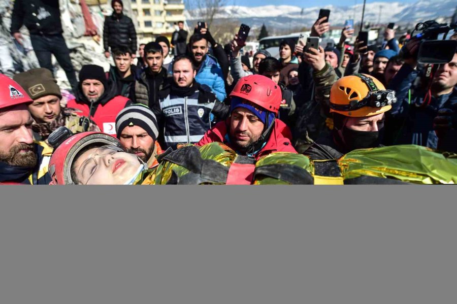 Annenin Ardından 80. Saatte Zeynep Ve Babası Da Enkazdan Sağ Çıkarıldı