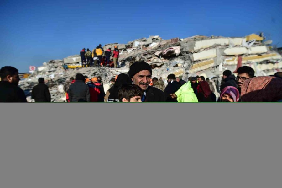 Annenin Ardından 80. Saatte Zeynep Ve Babası Da Enkazdan Sağ Çıkarıldı
