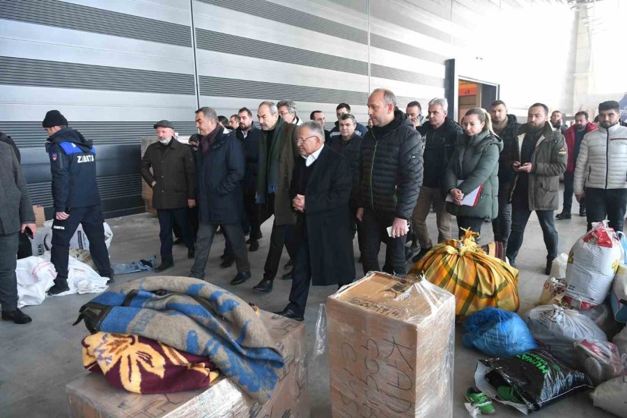 Başkan Büyükkılıç, Osb’de Yardım Toplama Merkezi’ni Ziyaret Etti