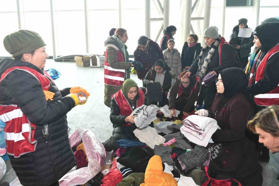 Başkan Büyükkılıç, Osb’de Yardım Toplama Merkezi’ni Ziyaret Etti