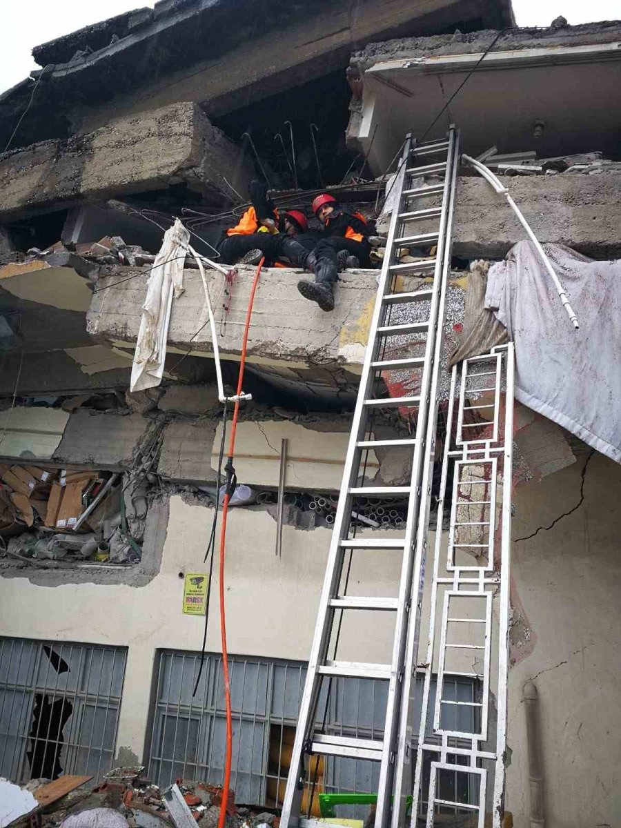 Kayseri İtfaiyesi, Deprem Bölgesinde 34 Vatandaşı Sağ Kurtardı