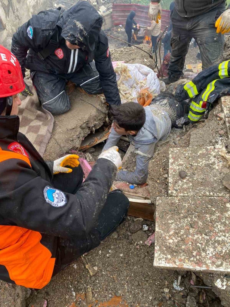 Kayseri İtfaiyesi, Deprem Bölgesinde 34 Vatandaşı Sağ Kurtardı