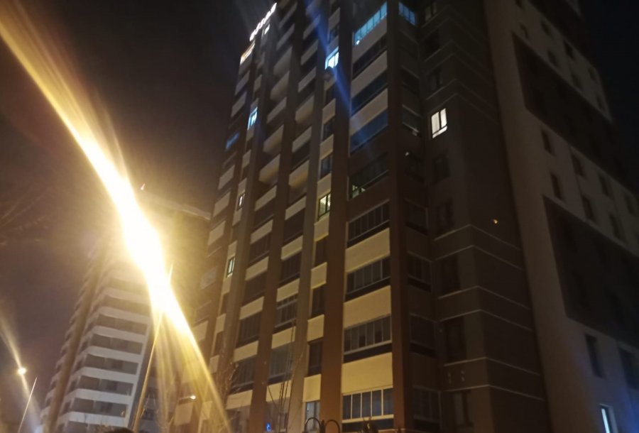 Bunalımda Olan Şahıs, Evdeki Eşyalarını Camdan Attı