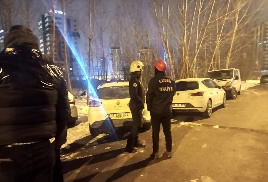 Bunalımda Olan Şahıs, Evdeki Eşyalarını Camdan Attı