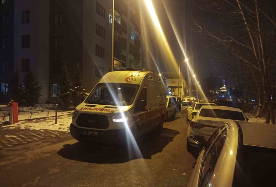 Bunalımda Olan Şahıs, Evdeki Eşyalarını Camdan Attı