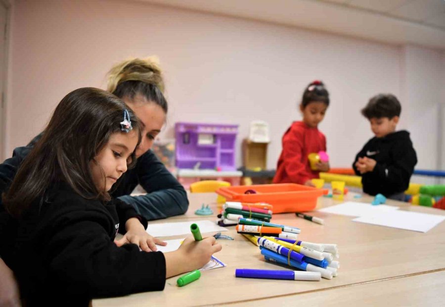 Antalya’ya Gelen Depremzedelere Yardım Eli