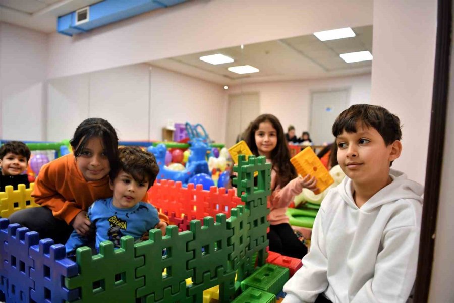 Antalya’ya Gelen Depremzedelere Yardım Eli