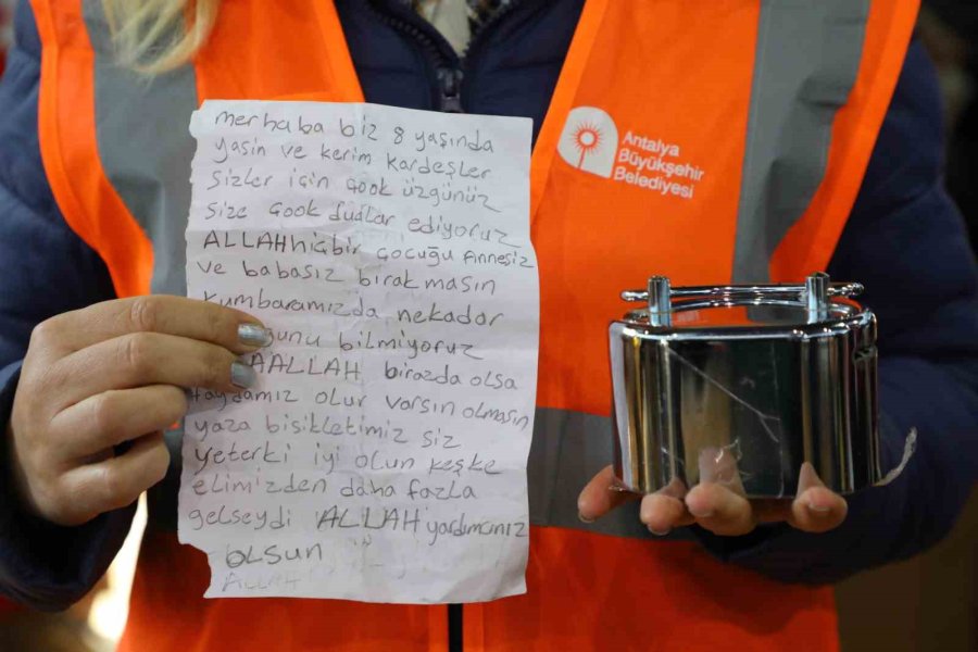 8 Yaşındaki Kardeşler Bisiklet Almak İçin Biriktirdikleri Parayı Depremzedelere Bağışladı