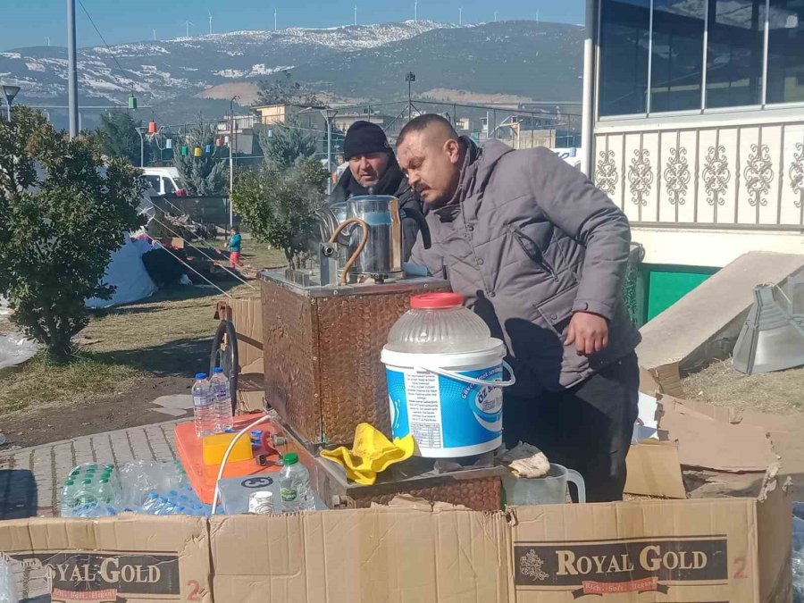 Çaycı Kendi İmkanları İle Gittiği Gaziantep’te Depremzedelerin İçini Isıtıyor