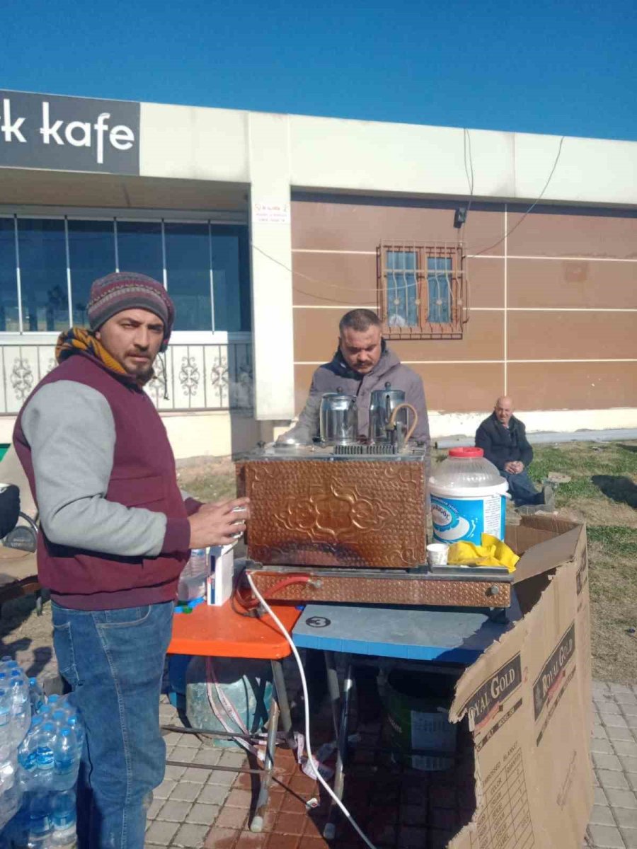 Çaycı Kendi İmkanları İle Gittiği Gaziantep’te Depremzedelerin İçini Isıtıyor