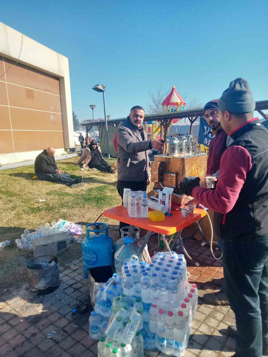 Çaycı Kendi İmkanları İle Gittiği Gaziantep’te Depremzedelerin İçini Isıtıyor