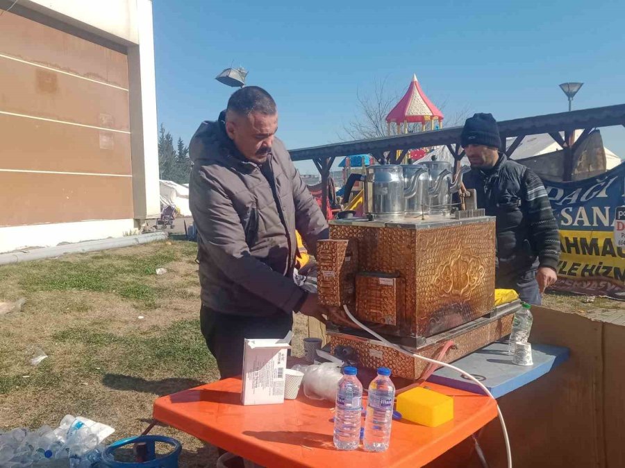 Çaycı Kendi İmkanları İle Gittiği Gaziantep’te Depremzedelerin İçini Isıtıyor