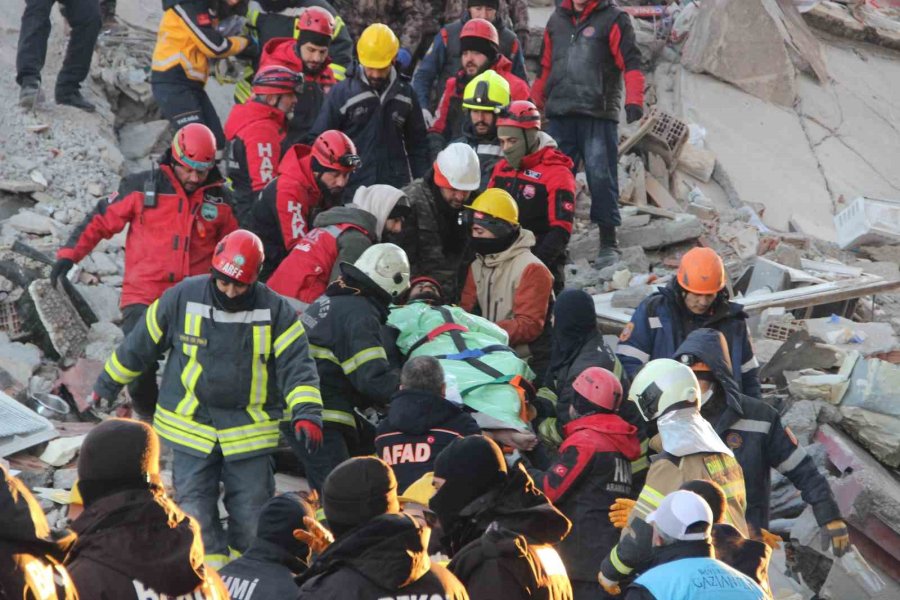 Baba Ve 2 Oğlu Enkazdan 76 Saat Sonra Kurtarıldı