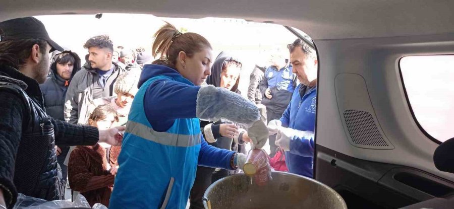 Depremin 4. Gününde De Yardımlar Çığ Gibi Büyüyor
