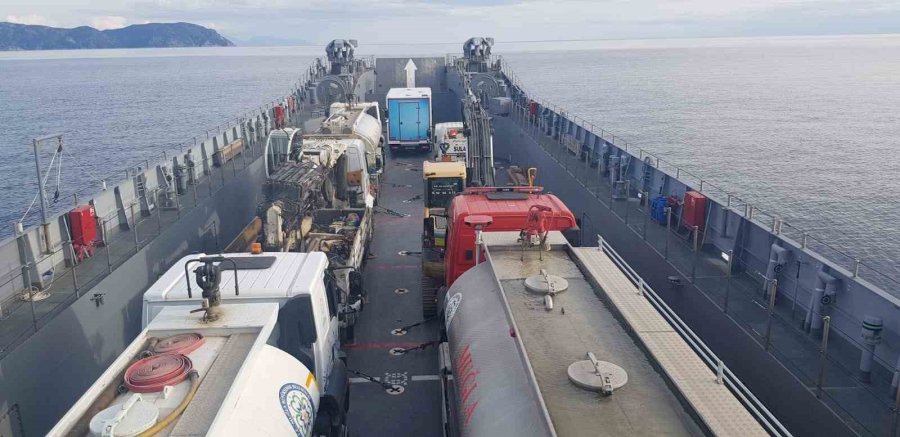 Msb Çıkarma Gemileri İle Deprem Bölgesine İş Makineleri Taşıdı