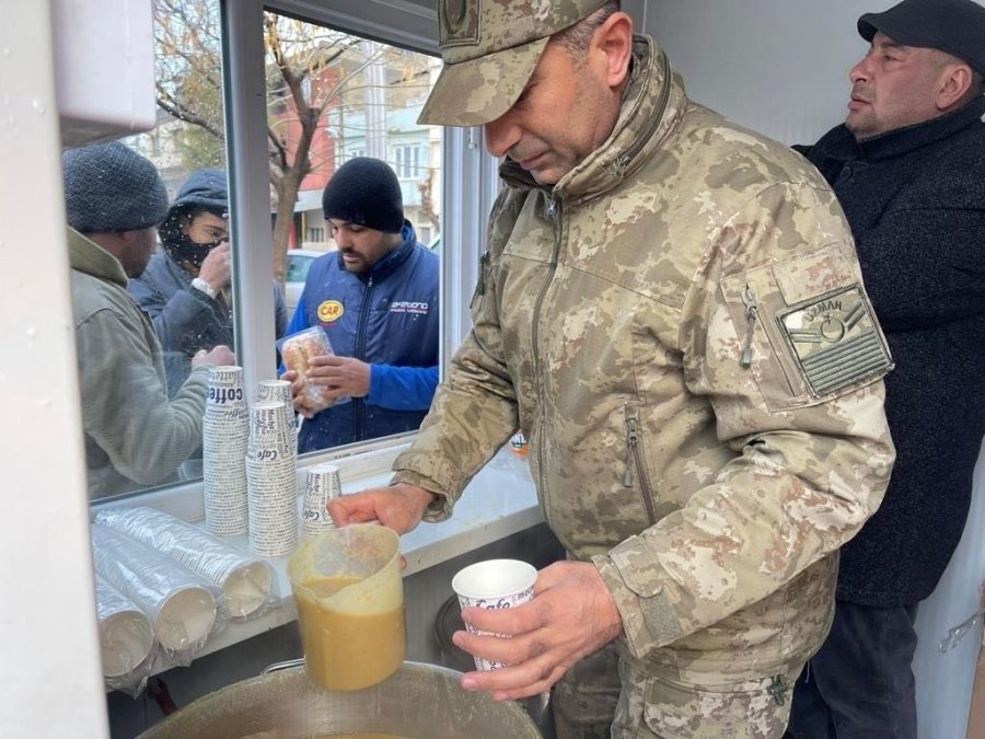 Mehmetçik Kilis’te Sıcak Çorba İkramını Sürdürüyor
