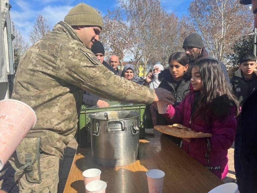 Msb: “11’inci Komando Tugayımız Aralıksız Sıcak Yemek Dağıtmayı Sürdürüyor”