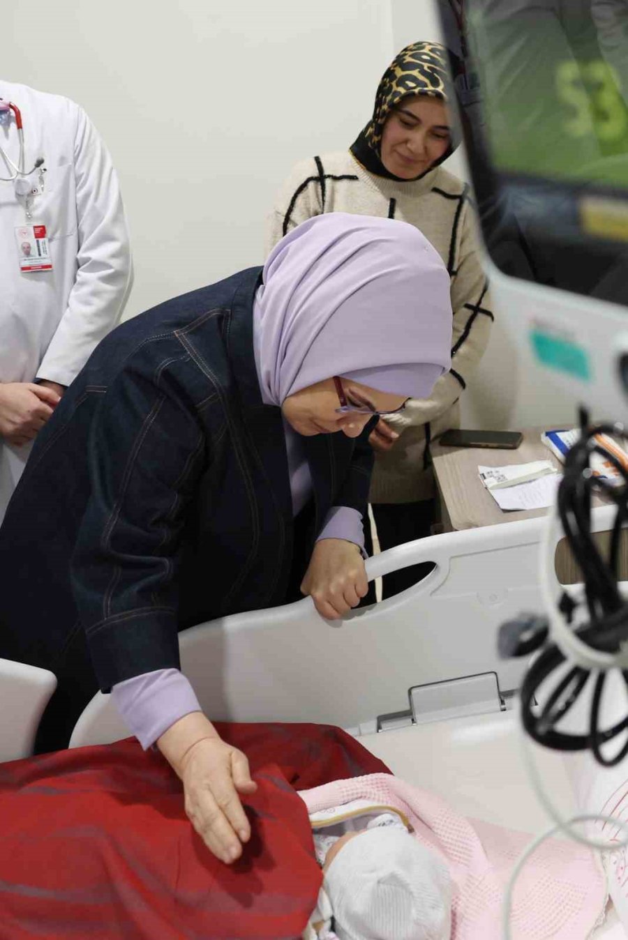 Emine Erdoğan’dan Ankara’ya Nakledilen Depremzede Bebeklere Ziyaret